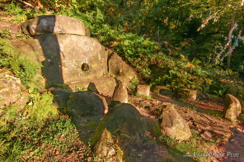 Дольмен на горе Безымянной с группой менгиров.