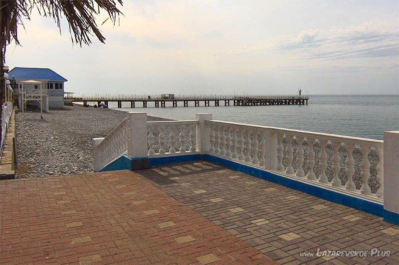 Вид на центральный пирс с центральной набережной Лазаревского.