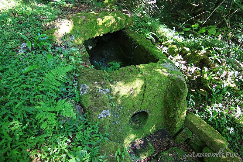 Вид дольмена сверху.