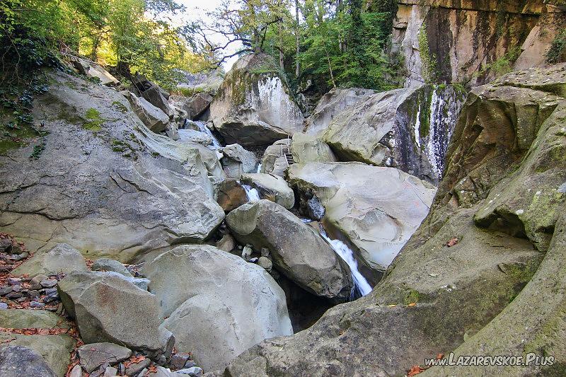 Вода течёт среди камней.