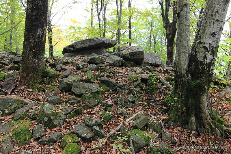 Каменная насыпь и дольмен Капибге.