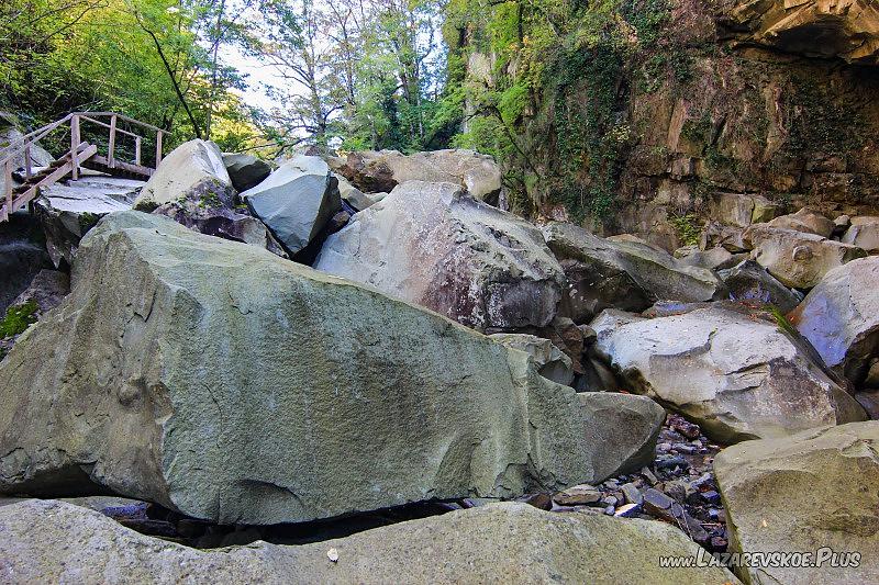 Каменный завал и лестница