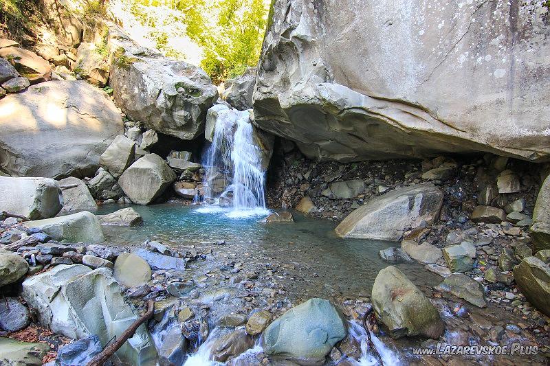 Купель Аполлона и водопад Бесстыжий