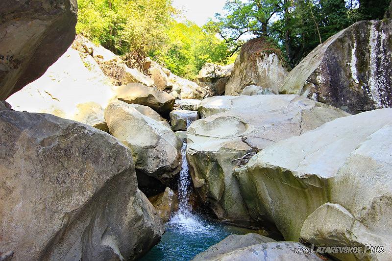 Сквозь валуны течёт речка