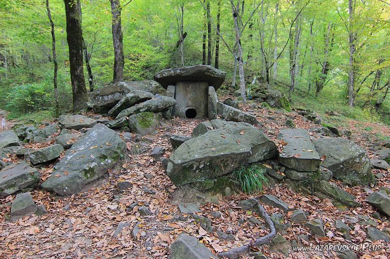 Дольмен Капибге, дромос и небольшая груда камней.