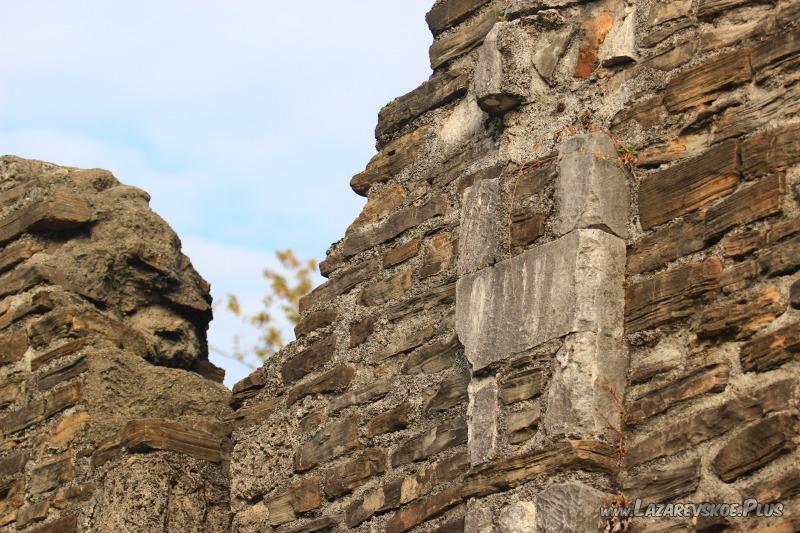 Стена храма.