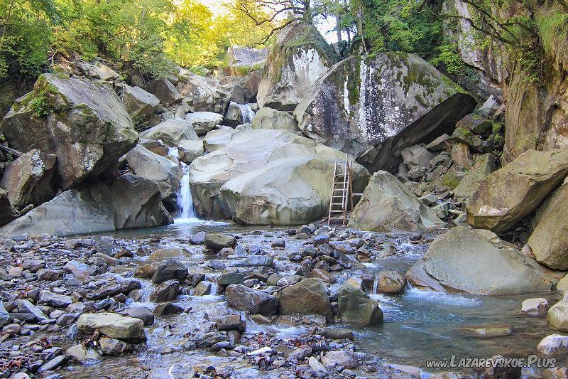Каменный завал и небольшие водопады