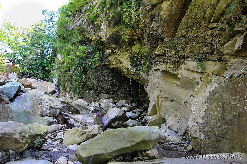 грот в каньоне Сто плачущих глаз