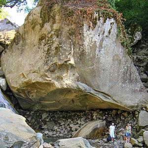 Огромный валун