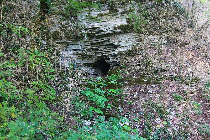 Вид на Тигровую пещеру