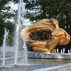 Фонтан и фигура девушки