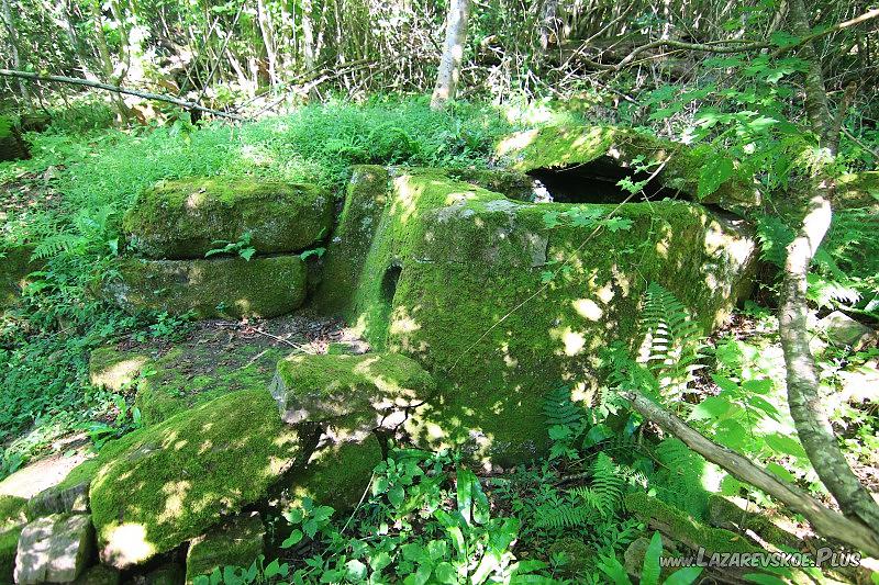 Дольмен Бжеф. Вид сбоку.