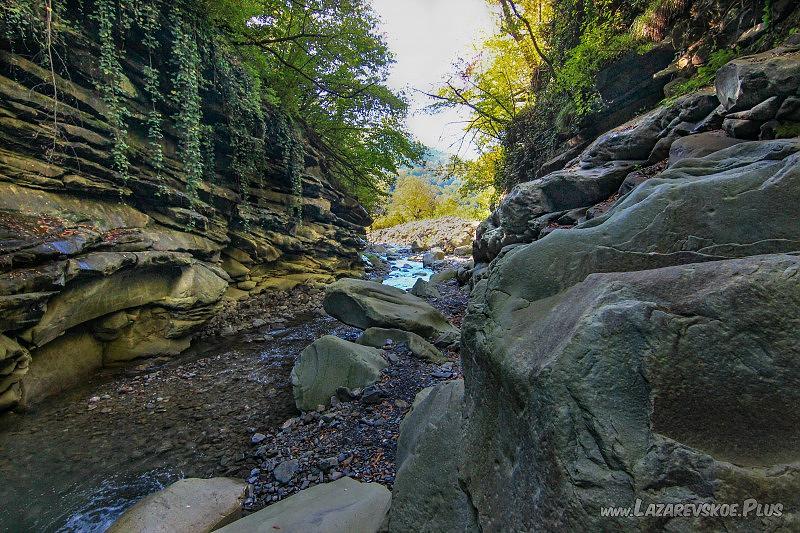 Вход в ущелье Сто плачущих глаз. Тхагапш