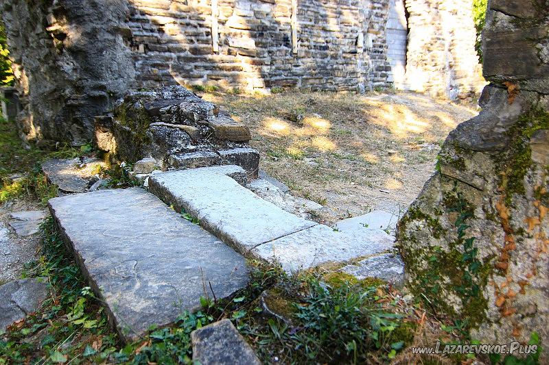 Ступени и порог центрального входа в храм.