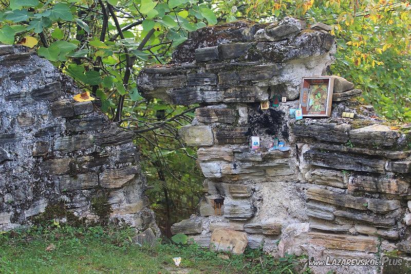 Иконки у древнего алтаря.